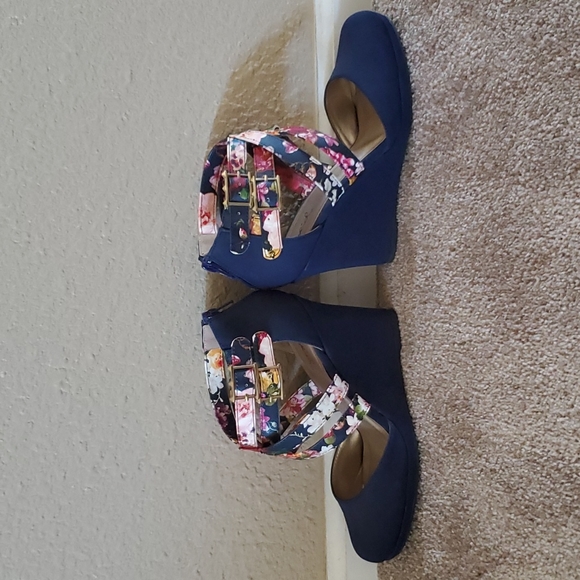 Qupid Blue Floral Wedge - 7.5 - Picture 4 of 6